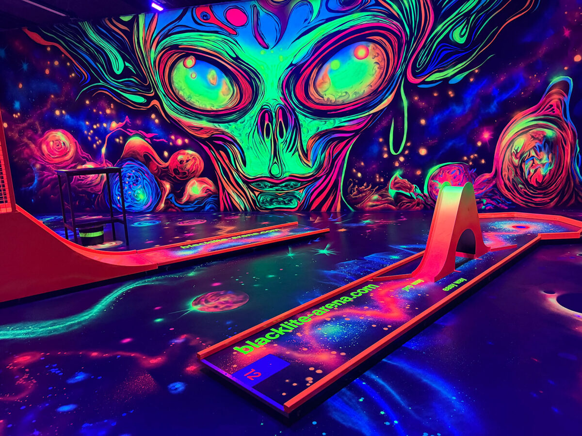 Blacklite Arena | Indoor 5D Minigolf